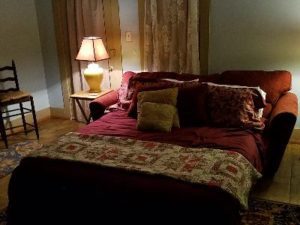 A bed room with a bed and two lamps